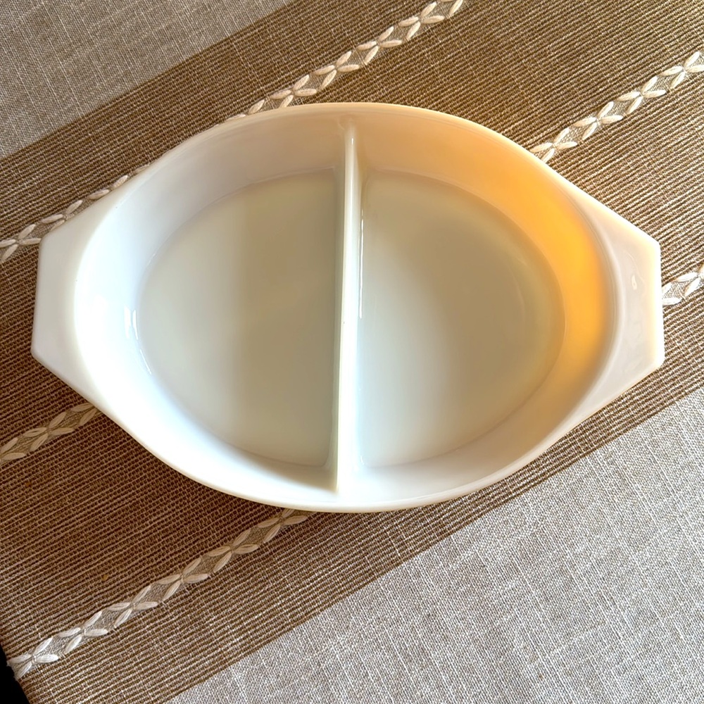 Pyrex white and gold butterfly pattern serving dish - Picture 3 of 8